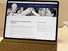Bildschirmansicht der Homepage der Aktiv kommunal Toolbox auf einem Laptop
