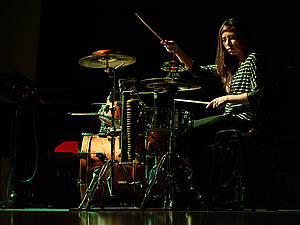 Drummerin in Aktion am Schlagzeug 