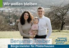 Familienfoto: Benjamin Treiber mit Frau und kleiner Tochter im Grünen