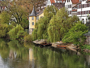 Bild des Hölderlinturmes mit Stocherkahn im Neckar