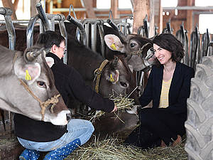 Dorothee Eisenlohr beim Besuch im Kuhstall. 